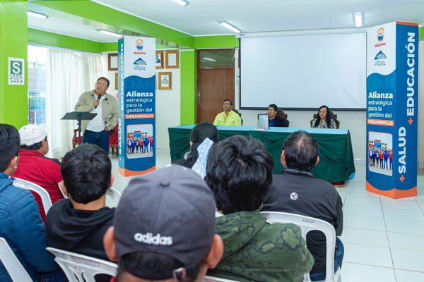 Huarmey - Premio Proactivo Huarmey - Premio Proactivo: funcionarios de la Municipalidad Provincial de Huarmey fueron reconocidos por su esfuerzo y contribución.