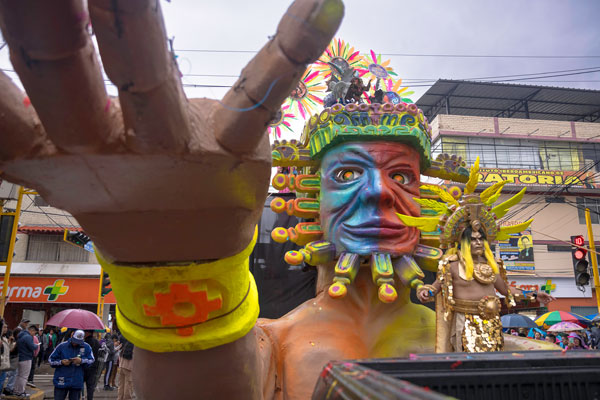 Carnaval huaracino ño carnavalón corso carros alegóricos