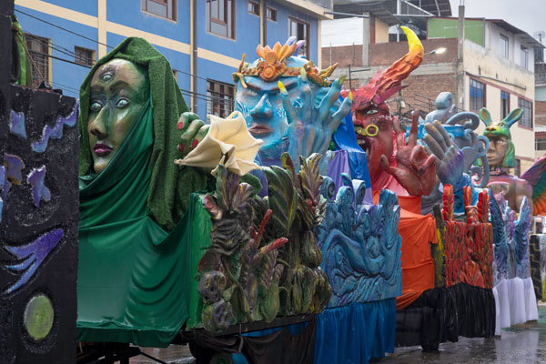 Carnaval huaracino ño carnavalón corso carros alegóricos