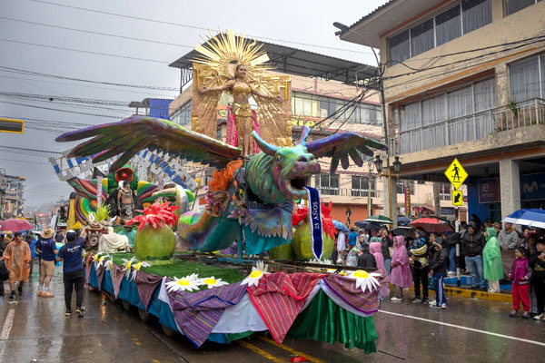 Carnaval huaracino ño carnavalón corso carros alegóricos