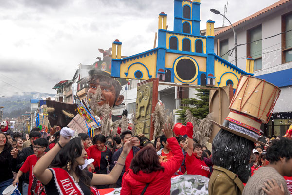 Carnaval huaracino ño carnavalón corso carros alegóricos