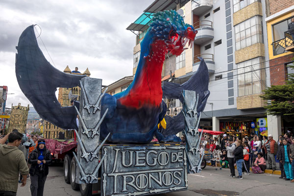 Carnaval huaracino ño carnavalón corso carros alegóricos