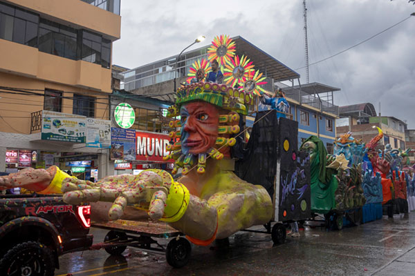Carnaval huaracino ño carnavalón corso carros alegóricos