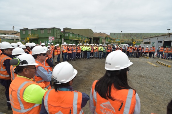 Trabajadores de Antamina en ceremonia por los 25 años del primer embarque, en Puerto Punta Lobitos -Huarmey